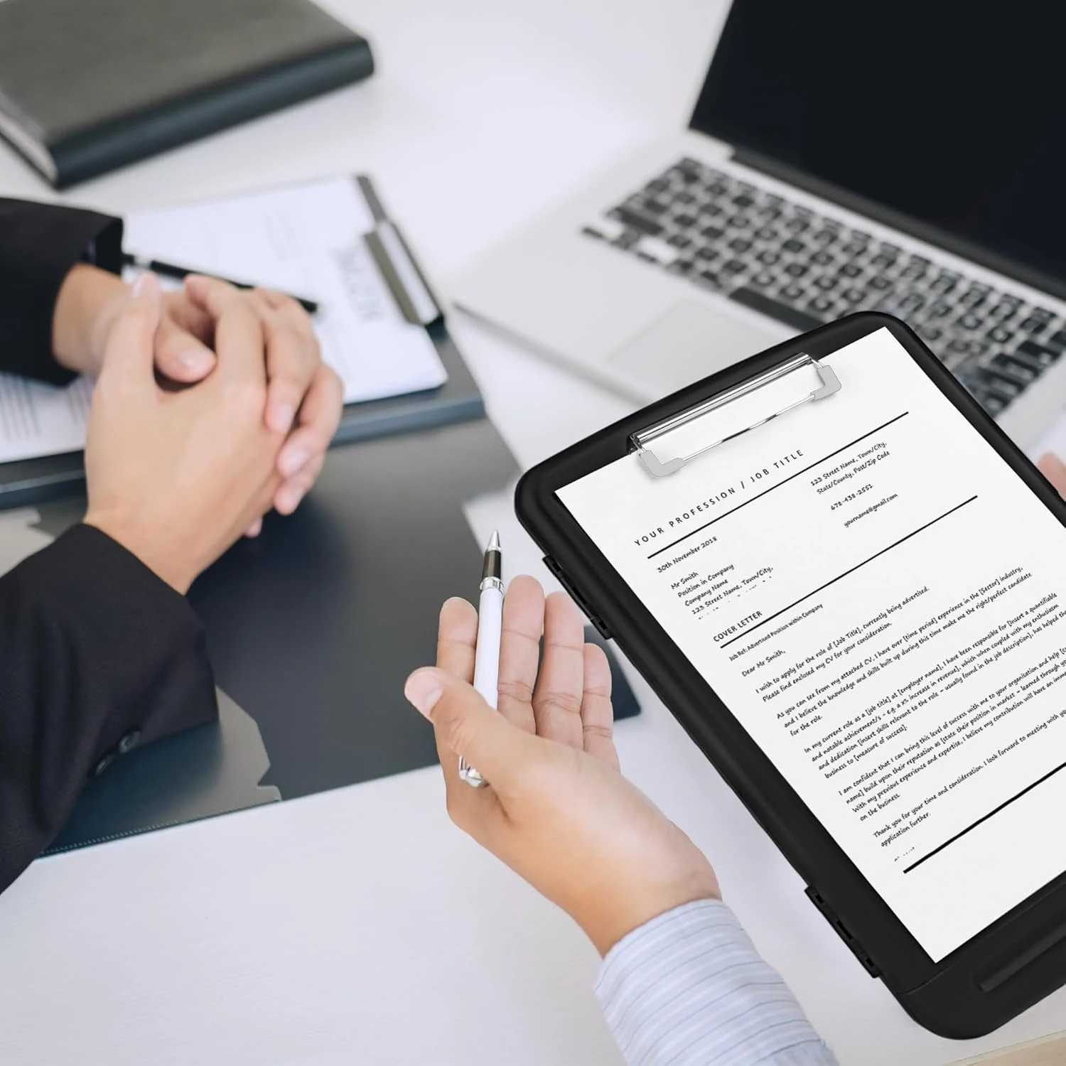 Bloc-notes pliable avec rangement (disponible en plusieurs couleurs), pince discrète, format 24 x 33 cm, robuste et portable.